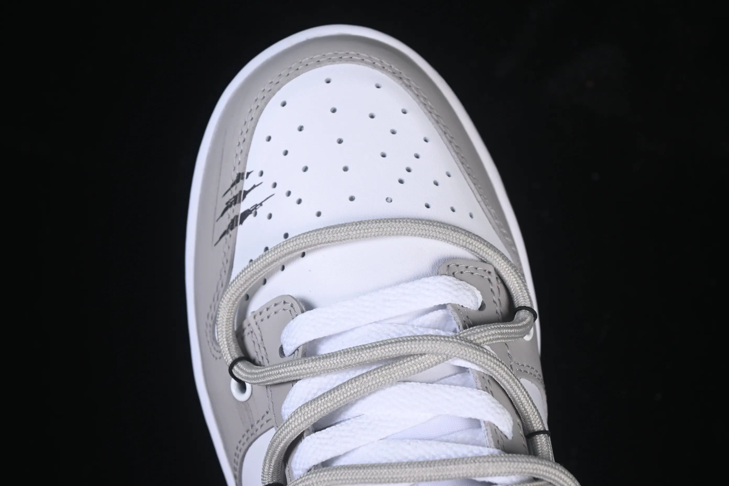 All Categories Nk SB Dunk Series Nk SB Dunk Low High-end Customized Low-top Shoes Nike SB Dunk Low "Just Do It" Straps Anniversary High-end Customized Low-top Casual Shoes HF5441-111